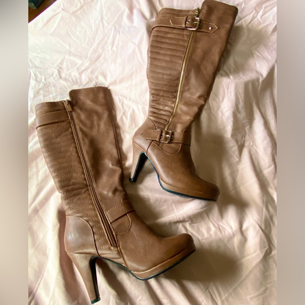 Women’s Zip Up Buckle Design Boot